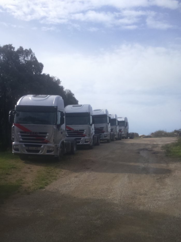 Photo 1 : CPSL a renouvelé ses 5 tracteurs routiers